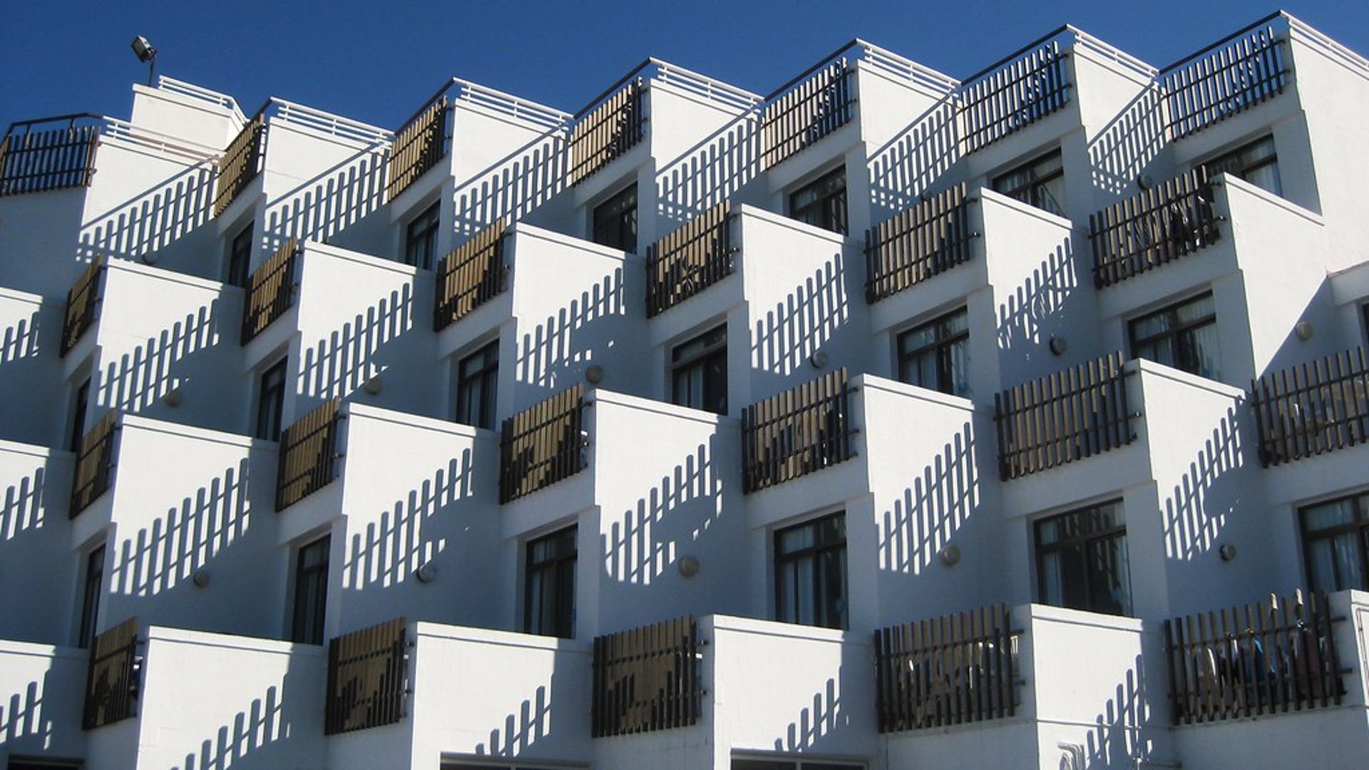 Wohngebäude mit Balkonen im Sonnenlicht